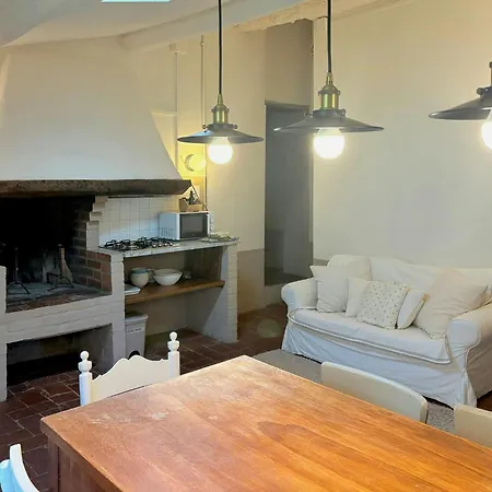 Rustic Loft Among Vineyards And Olive Groves In Tuscany بيت للعطل